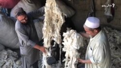 کراچۍ کې د افغانانو د قالينو له کارخانو يوه پاتې ده چې اوس يوازې تارونه جوړوي