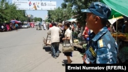 Ош шаарындагы борбордук көчөлөрдүн бири, 1-июнь, 2011.
