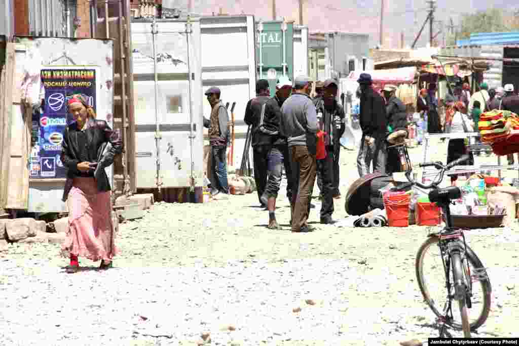 Сүрөттө: Мургабдын борбордук базары. Шаар боюнча аз гана жерде кыргыз тилинде жазуулар бар. Алардын бири ушул &laquo;Сары-Кол&raquo; базарынын аталышы. Кинотеатр, ресторан болбогон шаарда ушул базарда гана вагондордун биринде кафе бар.