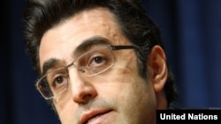 مازيار بهارى ۴۲ ساله خبرنگار هفته نامه آمریکایی «نيوزويك» سال گذشته براى پوشش خبرى انتخابات رياست جمهورى ايران به تهران رفت، اما يك روز پس از انتخابات بازداشت شد و مدت ۱۱۸ روز را در زندان انفرادى گذراند.