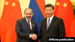 Չինաստանի նախագահ Սի Ծինփինը Պեկինում ողջունում է Հայաստանի վարչապետ Նիկոլ Փաշինյանին, 14-ը մայիսի, 2019թ․