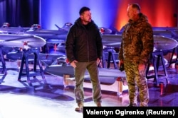 Президент України Володимир Зеленський і головнокомандувач ЗС Олександр Сирський (праворуч) на виставці українських безпілотників-ракет «Пекло» у День Збройних сил України. Київ, 6 грудня 2024 року