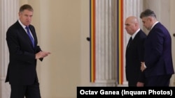 Președintele Klaus Iohannis și cei doi lideri ai Coaliției de la guvernare, Marcel Ciolacu și Ilie Bolojan, cu ajutorul cărora rămâne în fotoliul de la Cotroceni încă cinci luni după expirarea mandatului. 