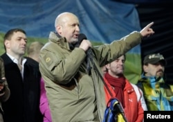 Исполняющего обязанности президента, спикера Верховной Рады Александра Турчинова на Майдане встретили свистом