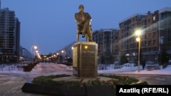 Садри Максуди һәйкәле