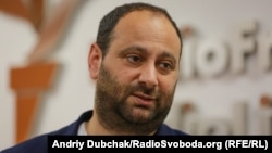 Британський журналіст Дейвид Патрикаракос представляє український переклад своєї книжки «Війна у 140 знаків», Київ, 19 червня 2019 року