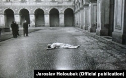 Cadavrul lui Jan Masaryk, descoperit în curtea Ministerului cehoslovac al Afacerilor Externe, descoperit la 10 martie 1948.