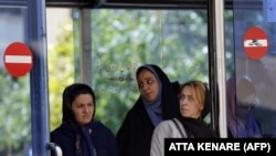 Аялдамада автобус күтүп жаткан ирандык аялдар. 8-июнь, 2017-жыл.