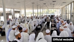 Акс аз бойгонӣ ва аз соли 2018. Бозгашти зойирони тоҷик аз Маккаву Мадина.