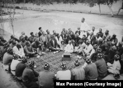 Среща на узбекски мъже, заснета от Пенсон в началото на 20 век.