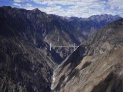 Тибеттин байтакты Лхазага кеткен темир жол.