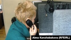 Координатор телефона доверия при кризисном центре города Алматы Гаухар Абдрахманова. Алматы, 9 февраля 2014 года.