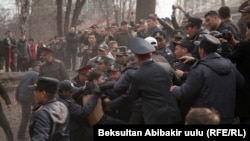 Жапаровдун тарапкерлерин кармоо учуру.