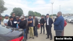 Мигранты, получившие свои документы обратно.