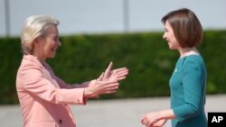 Președinta Comisiei Europene, Ursula von der Leyen, și președinta Republicii Moldova, Maia Sandu, la summitul Comunității Politice Europene, organizat la Bulboaca, pe 1 iunie 2023.