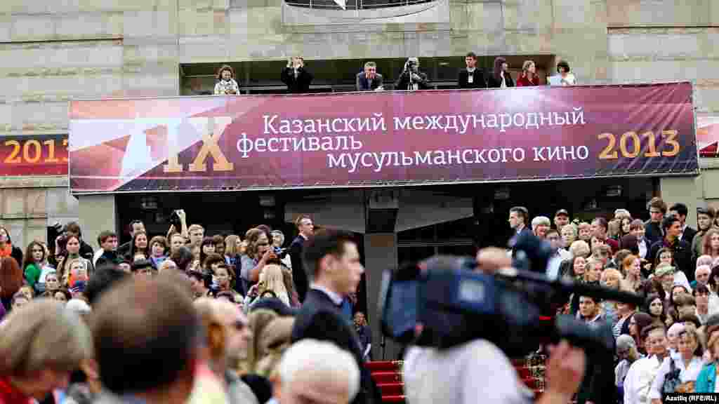 "Пирамида" мәдәни-күңел ачу үзәге каршында бер төркем халык мөселман киносы кунакларын каршы алды