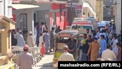 د اکتوبر پر ۱۴مه په سوات کې د پوليو واکسيني ډلې پر ساتونکي تر بريد وروسته ځايي خلک راټول شوي دي.