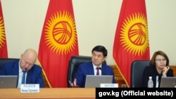 Премьер-министр Мухаммедкалый Абылгазиев (в центре), вице-премьер-министры Жениш Раззаков (слева) и Алтынай Омурбекова (справа) на совещании правительства. 26 сентября 2018 года.
