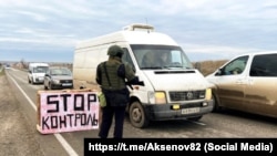 Учасники підрозділу «БАРС-Крим» під час навчань у Криму блокують рух громадського транспорту, 25 січня 2025 року