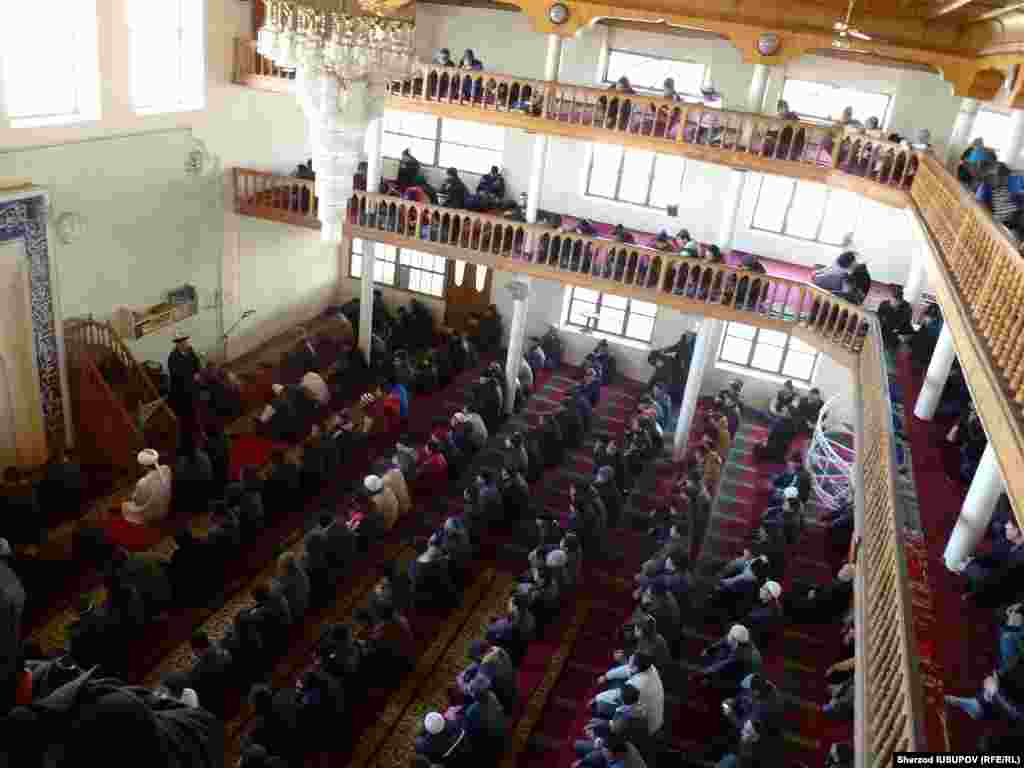Қорасувдаги таниқли "Сарахсий" масжидининг ичкариси.