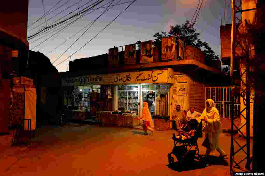 Многие пакистанские хазарейцы говорят, что из-за опасностей, подстерегающих их вне мест проживания, они оказались запертыми внутри гетто.