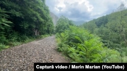 Deocamdată, în locul liniei ferate din defileu a rămas doar piatra spartă care susținea șinele, demontate între timp. Pare drumul forestier perfect, dar ar trebui să fie terasament de cale ferată.