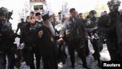 Служители на силите за сигурност ескортират патриарх Порфирий и митрополит Йоаникий към манастира в Цетине
