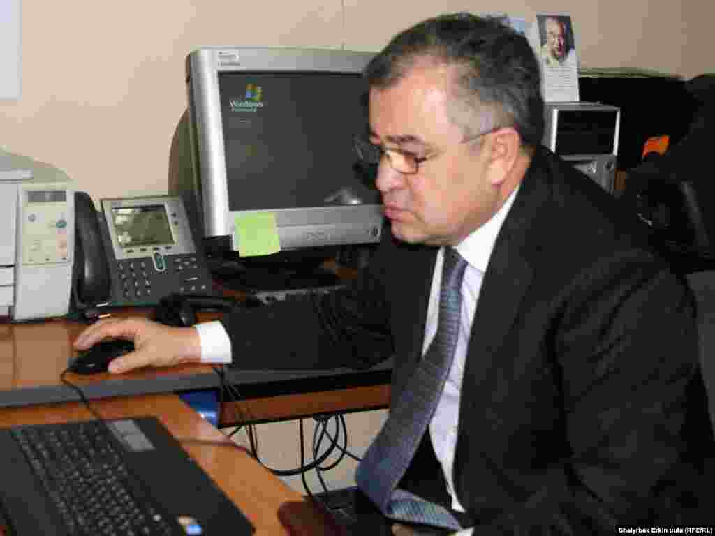 "Ата Мекен" партиясынын лидери Өмүрбек Текебаев "Азаттыктын" сайтынын окурмандарынын суроолоруна жооп берүүдө. 2-февраль, 2011-жыл.