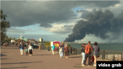 Вид із набережної Феодосії на нафтобазу, що горить після атаки ЗСУ, 7 жовтня 2024 року