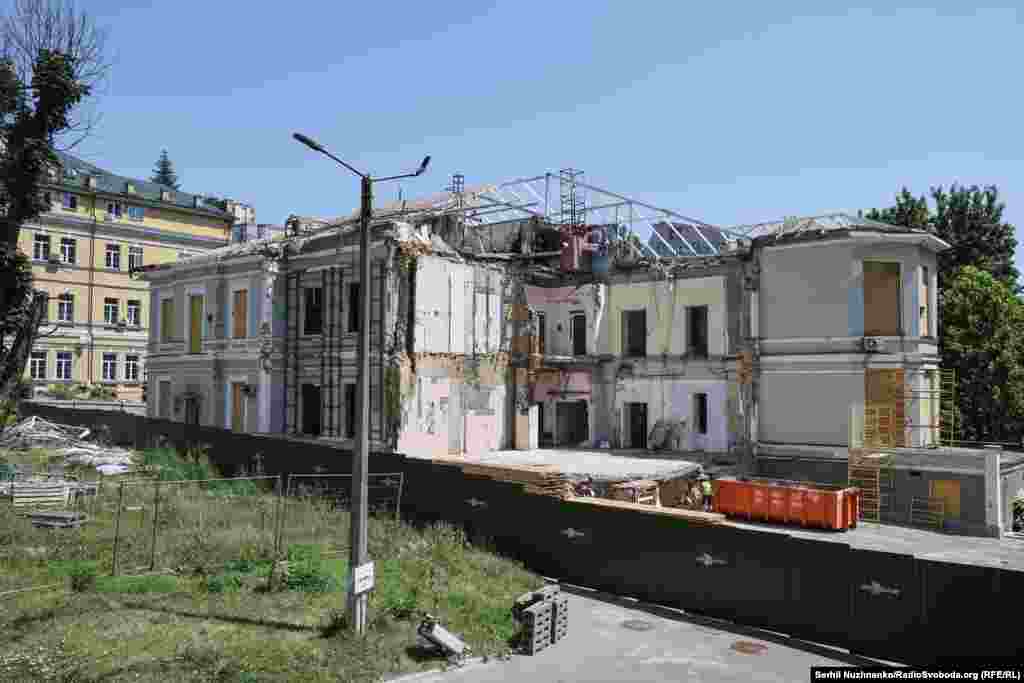 Zgrada toksikologije dječje bolnice Okhmatdyt koja je pretrpjela direktan udar ruskog projektila.Fotografije su napravljene 8. jula 2024. i godinu dana kasnije.