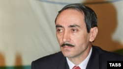 Ичкерин хьалхара президент Дудаев Джовхар. Соьлжа-ГIала. "СССР йухчу йукъанна йолу экономика, политика, йозушйоцу пачхьалкхаш меттахIиттар а" бохучу дуьненайукъарчу кхеташонехь. 2004-чу шеран гезгмашин-беттан 5-хь