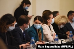 კანონპროექტის განხილვა პარლამენტის ადამიანის უფლებათა კომიტეტის სხდომაზე, რომელიც ლონდა თოლორაიამ პროტესტის ნიშნად დროზე ადრე დატოვა.