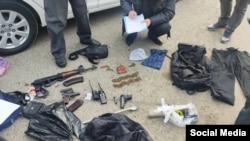 Кылмышка шектүүлөрдүн жанынан табылган курал-жарактар.