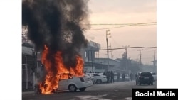 Кылмышка шектүүлөр өрттөп жиберген автоунаа. Кара-Суу шаары, 13-декабрь.