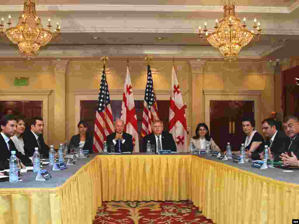 ოპოზიციის ლიდერებსა და არასამთავრობო ორგანიზაციების წარმომადგენლებთან შეხვედრაზე - 23 ივლისს ჯოზეფ ბაიდენი შეხვდა ოპოზიციის ლიდერებს ნინო ბურჯანაძეს, ირაკლი ალასანიას, ლევან გაჩეჩილაძესა და გიორგი თარგამაძეს, აგრეთვე არასამთავრობო ორგანიზაციების წარმომადგენლებს.