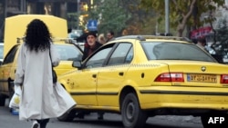 Көшеде орамал тақпай жүрген әйел. Тегеран, 12 желтоқсан 2024 жыл.