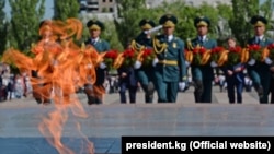 9- майды белгилөө учуру. Жеңиш аянты, Бишкек. Иллюстрация.