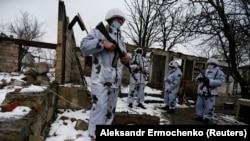 Separatiștii susținuți de Rusia,în satul Zholobok din estul regiunii Luhansk, 23 martie 2021