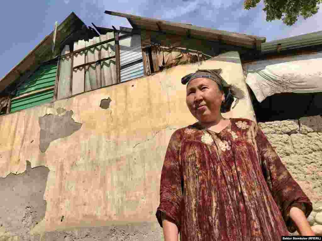 &ldquo;Көчүп кетели десек да ушул жерде жашагыла, жакшы үй куруп беребиз дешти&rdquo; деген аксайлыктардын көзүнөн кооптонуу, "келечек кандай болот?" деген санаа байкалат.