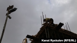 Бишкектеги курулуштардын бири. Иллюстрациялык сүрөт.