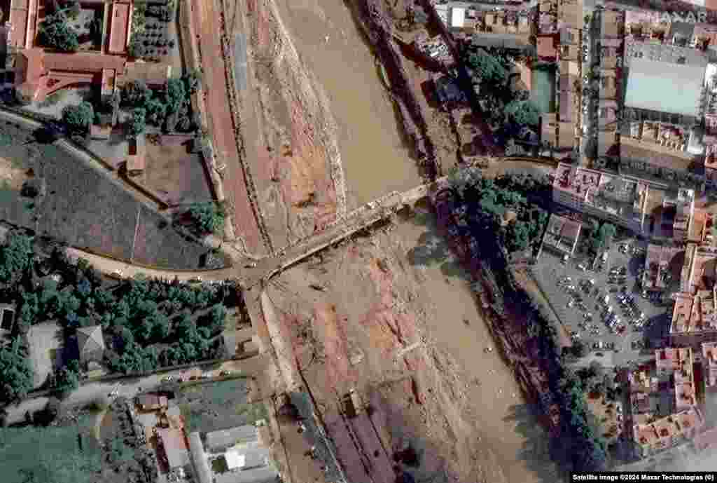 Imagine din satelit înainte de inundație. Carrer De Gomez Ferrer, Valencia, Spania - 18 octombrie 2024. Imaginea din dreapta arată urmările inundației, în aceeași locație, la 31 octombrie 2024. &nbsp;