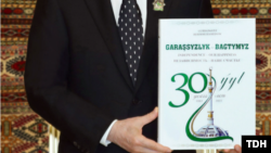 Türkmenistanyň prezidenti Halk Maslahatynyň mejlisinde ýurduň garaşsyzlygynyň 30 ýyllygyna bagyşlanan täze kitabyny hödürledi. Aşgabat, 2021-nji ýylyň 25-nji sentýabry