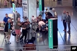 Скріншот з відео, на якому люди намагаються допомогти письменнику Салману Рушді після нападу на нього. Нью-Йорк, 12 серпня 2022 року