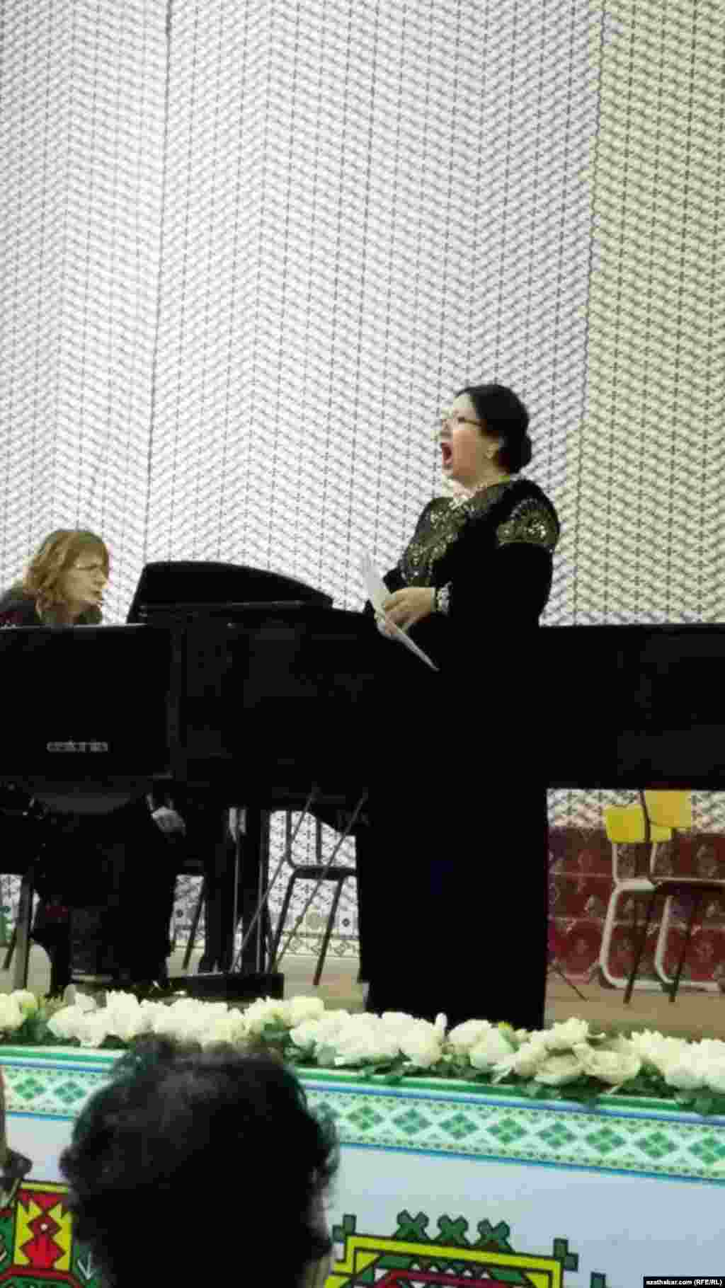 Певица Гульнар Нурыева и концертмейстер Стелла Фарамазова.