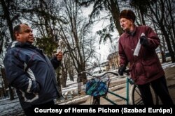 A Vorszkla egyik legidősebb előfizetője (j) kézhez kapja az újságot Olekszij Paszjuhától, a Vorszkla főszerkesztőjétől Velika Piszarivkában 2025. február 14-én