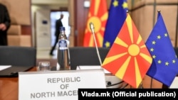 Натпис Република Северна Македонија, македонско знаме и знаме на ЕУ