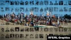 Фотоколаж з використанням фотографій цвинтаря «Кальфа» в анексованому Севастополі та бази даних «ГРУЗ 200», створеної редакцією Крим.Реалії