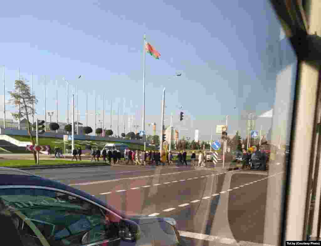 უშიშროების სამსახურის თანამშრომლები მოძრაობდნენ დამოუკიდებლობის სასახლესთან, სადაც ფიცის დადების ცერემონია უნდა გამართულიყო.