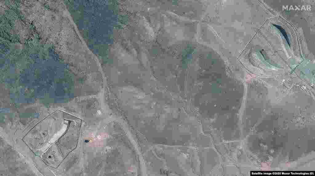 Уваходы ў тунэлі комплексу ў Фардо да і пасьля амэрыканскіх удараў