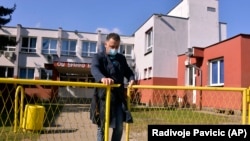 Radnik zatvara kapiju Osnovne škole "Branko Ćopić", Banjaluka, 5. mart